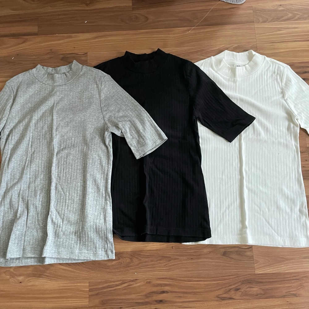 🚚 Moving Sale 🚚 Lot of three Uniqlo basic tees.